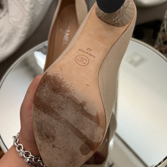 CHANEL runway beige and black pointed knotted heels - Picture 2 of 5